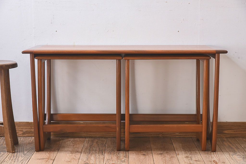 ヴィンテージ家具　北欧ビンテージ　G-PLAN(ジープラン)　チーク材　洗練されたデザインがおしゃれなネストテーブル(2)