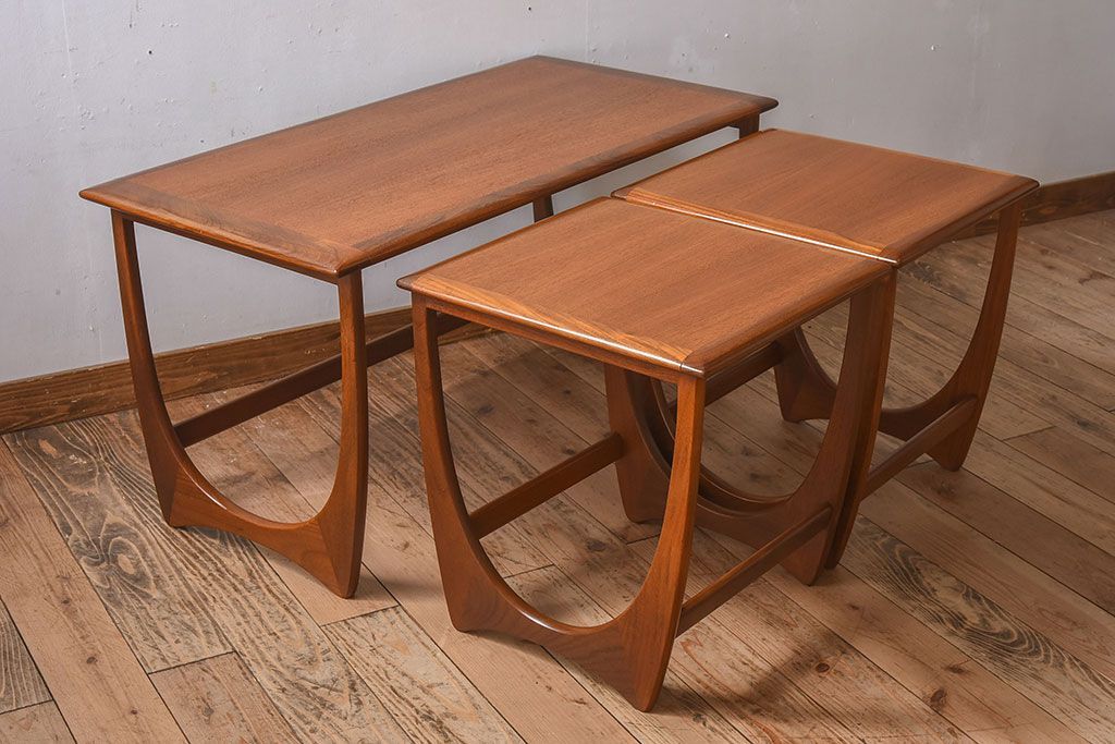 ヴィンテージ家具　北欧ビンテージ　G-PLAN(ジープラン)　チーク材　洗練されたデザインがおしゃれなネストテーブル(2)