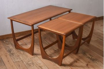 ヴィンテージ家具　北欧ビンテージ　G-PLAN(ジープラン)　チーク材　洗練されたデザインがおしゃれなネストテーブル(2)
