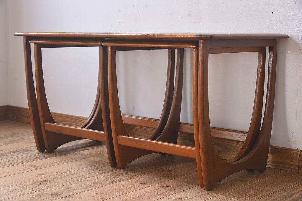 ヴィンテージ家具　北欧ビンテージ　G-PLAN(ジープラン)　チーク材　洗練されたデザインがおしゃれなネストテーブル(2)