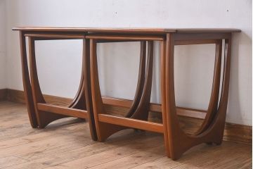 ヴィンテージ家具　北欧ビンテージ　G-PLAN(ジープラン)　チーク材　洗練されたデザインがおしゃれなネストテーブル(2)