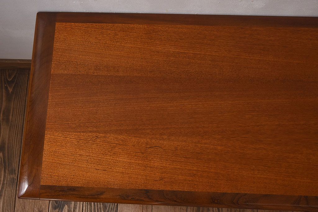 ヴィンテージ家具　北欧ビンテージ　G-PLAN(ジープラン)　チーク材　洗練されたデザインがおしゃれなネストテーブル(2)