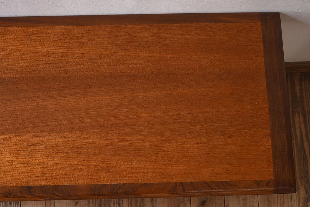 ヴィンテージ家具　北欧ビンテージ　G-PLAN(ジープラン)　チーク材　洗練されたデザインがおしゃれなネストテーブル(2)