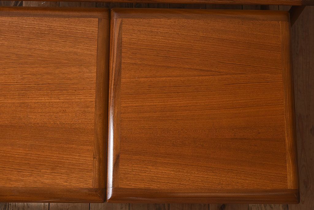 ヴィンテージ家具　北欧ビンテージ　G-PLAN(ジープラン)　チーク材　洗練されたデザインがおしゃれなネストテーブル(2)