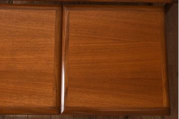 ヴィンテージ家具　北欧ビンテージ　G-PLAN(ジープラン)　チーク材　洗練されたデザインがおしゃれなネストテーブル(2)