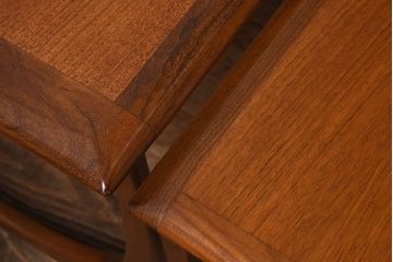 ヴィンテージ家具　北欧ビンテージ　G-PLAN(ジープラン)　チーク材　洗練されたデザインがおしゃれなネストテーブル(2)