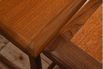 ヴィンテージ家具　北欧ビンテージ　G-PLAN(ジープラン)　チーク材　洗練されたデザインがおしゃれなネストテーブル(2)