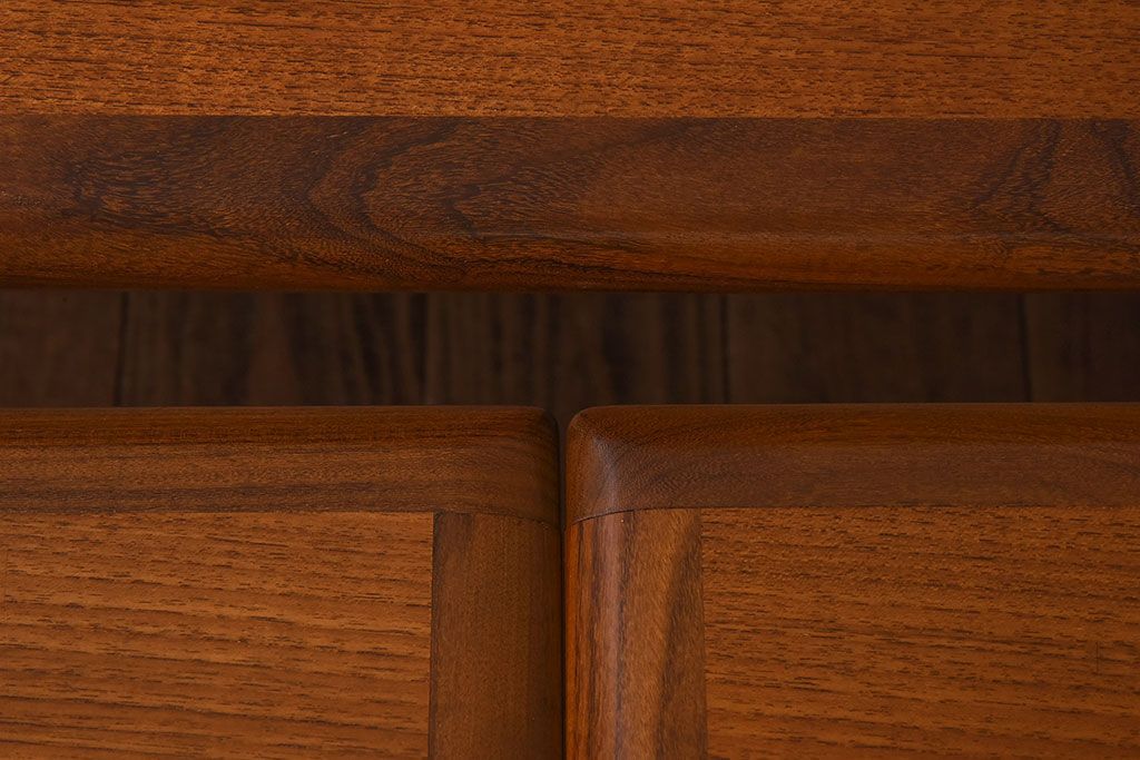 ヴィンテージ家具　北欧ビンテージ　G-PLAN(ジープラン)　チーク材　洗練されたデザインがおしゃれなネストテーブル(2)