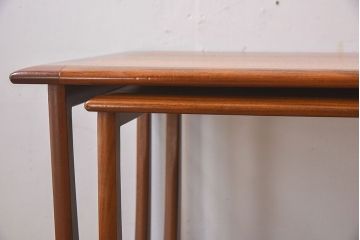 ヴィンテージ家具　北欧ビンテージ　G-PLAN(ジープラン)　チーク材　洗練されたデザインがおしゃれなネストテーブル(2)