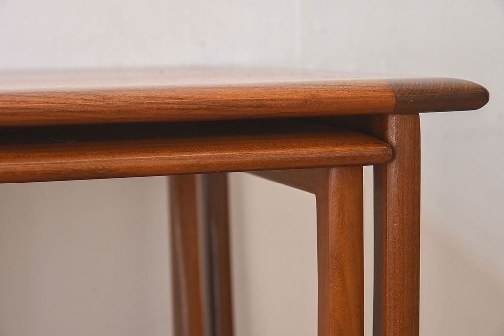 ヴィンテージ家具　北欧ビンテージ　G-PLAN(ジープラン)　チーク材　洗練されたデザインがおしゃれなネストテーブル(2)