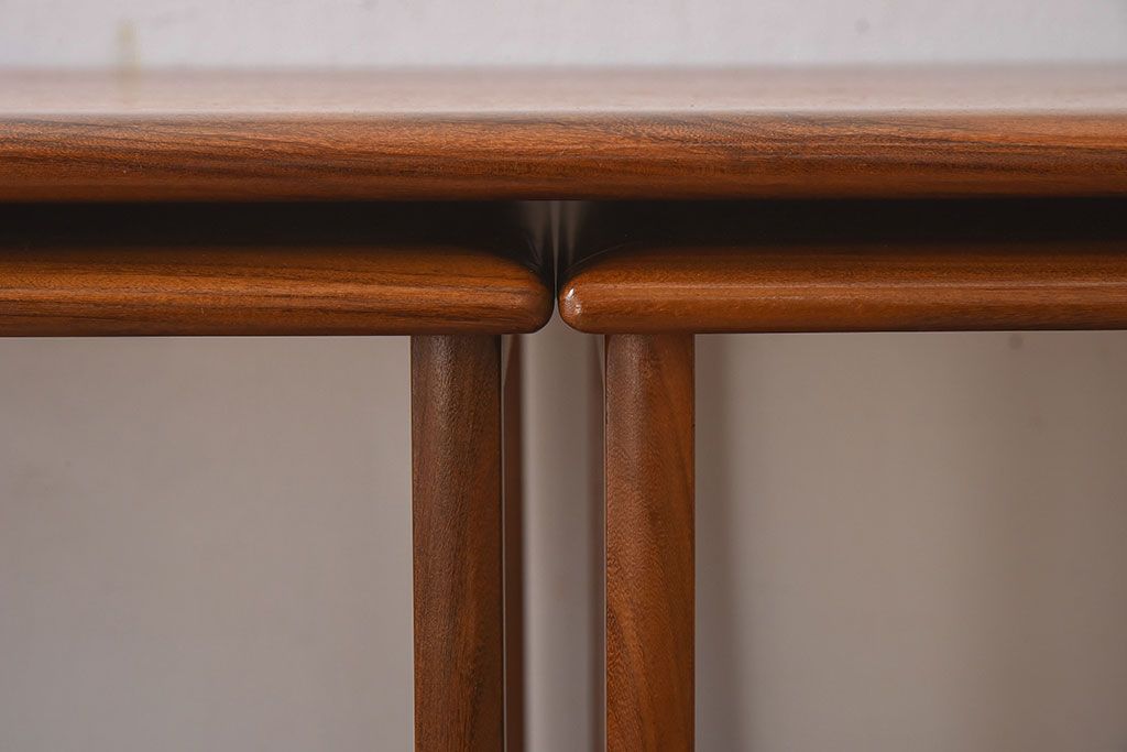 ヴィンテージ家具　北欧ビンテージ　G-PLAN(ジープラン)　チーク材　洗練されたデザインがおしゃれなネストテーブル(2)