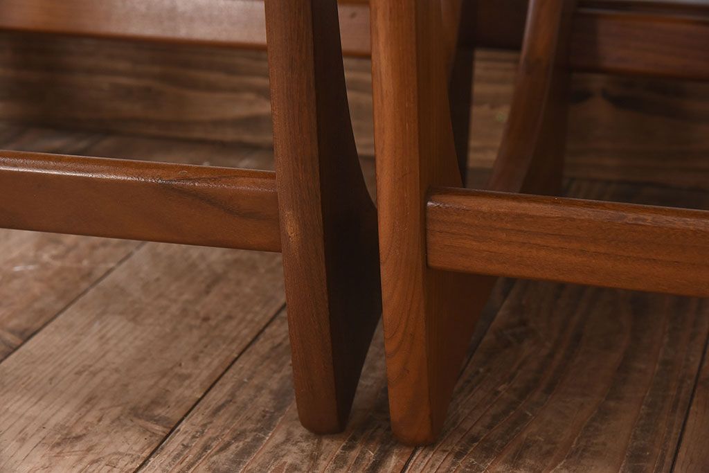 ヴィンテージ家具　北欧ビンテージ　G-PLAN(ジープラン)　チーク材　洗練されたデザインがおしゃれなネストテーブル(2)