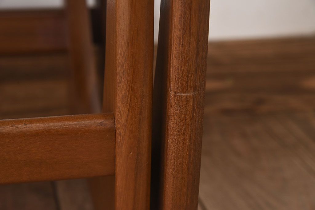 ヴィンテージ家具　北欧ビンテージ　G-PLAN(ジープラン)　チーク材　洗練されたデザインがおしゃれなネストテーブル(2)