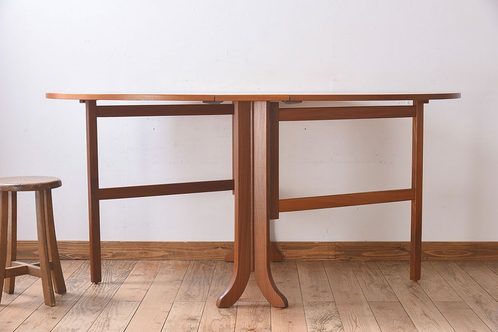 ヴィンテージ家具　北欧ビンテージ　G-PLAN(ジープラン)　チーク材製　木のぬくもりとスタイリッシュなデザインがお洒落なエクステンションテーブル