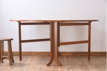 ヴィンテージ家具　北欧ビンテージ　G-PLAN(ジープラン)　チーク材製　木のぬくもりとスタイリッシュなデザインがお洒落なエクステンションテーブル