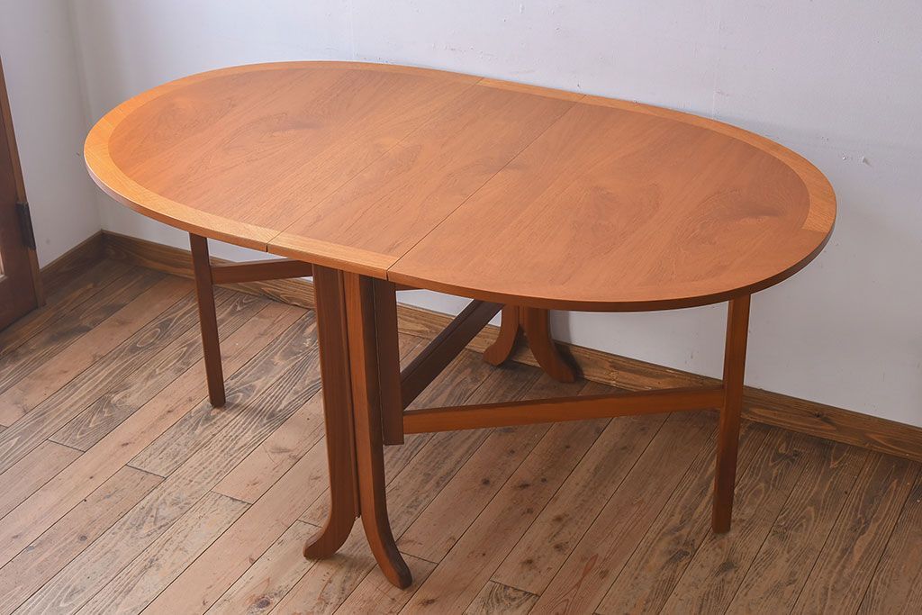 ヴィンテージ家具　北欧ビンテージ　G-PLAN(ジープラン)　チーク材製　木のぬくもりとスタイリッシュなデザインがお洒落なエクステンションテーブル