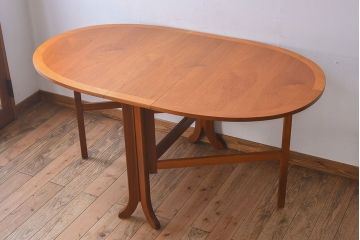 ヴィンテージ家具　北欧ビンテージ　G-PLAN(ジープラン)　チーク材製　木のぬくもりとスタイリッシュなデザインがお洒落なエクステンションテーブル