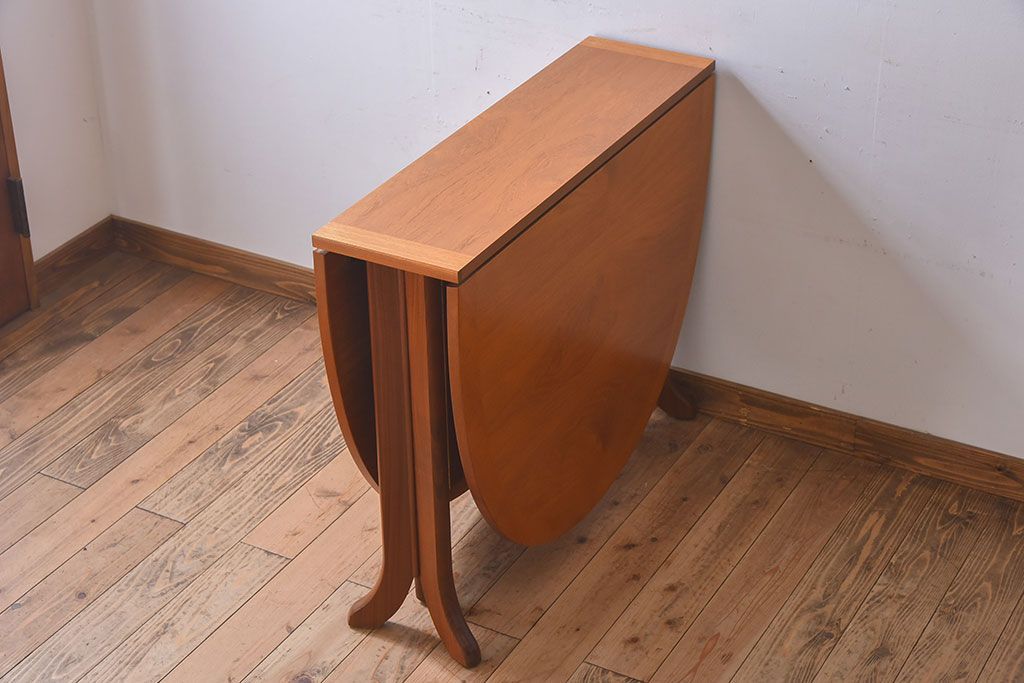 ヴィンテージ家具　北欧ビンテージ　G-PLAN(ジープラン)　チーク材製　木のぬくもりとスタイリッシュなデザインがお洒落なエクステンションテーブル