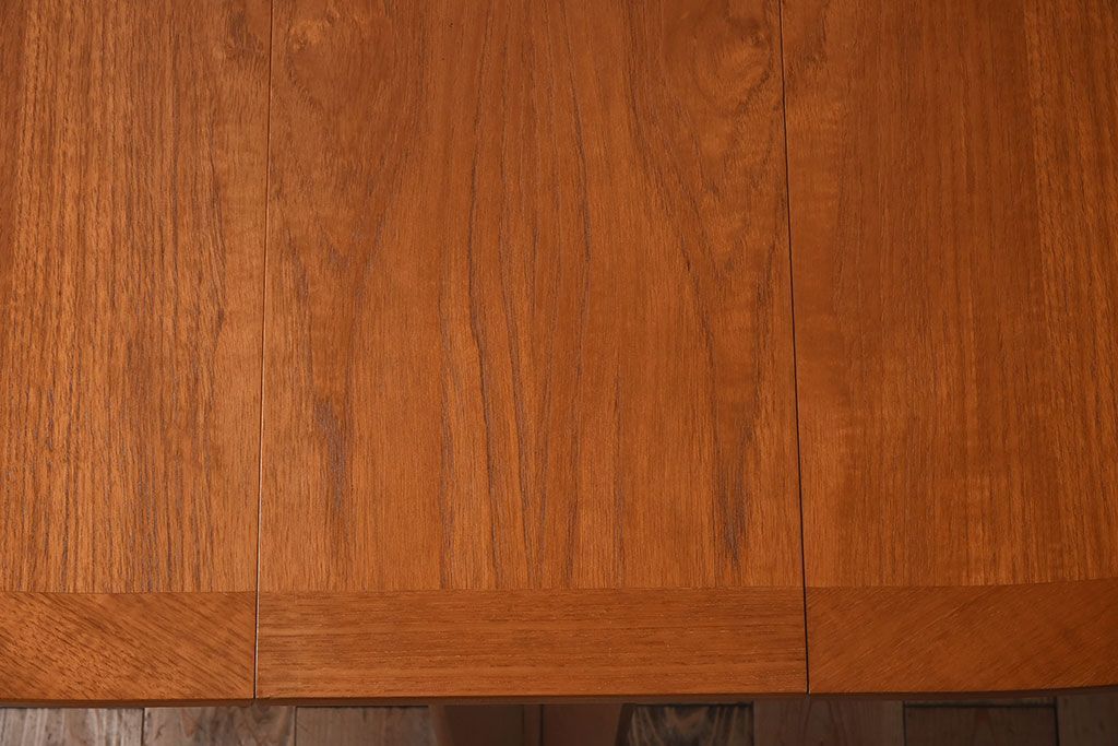 ヴィンテージ家具　北欧ビンテージ　G-PLAN(ジープラン)　チーク材製　木のぬくもりとスタイリッシュなデザインがお洒落なエクステンションテーブル