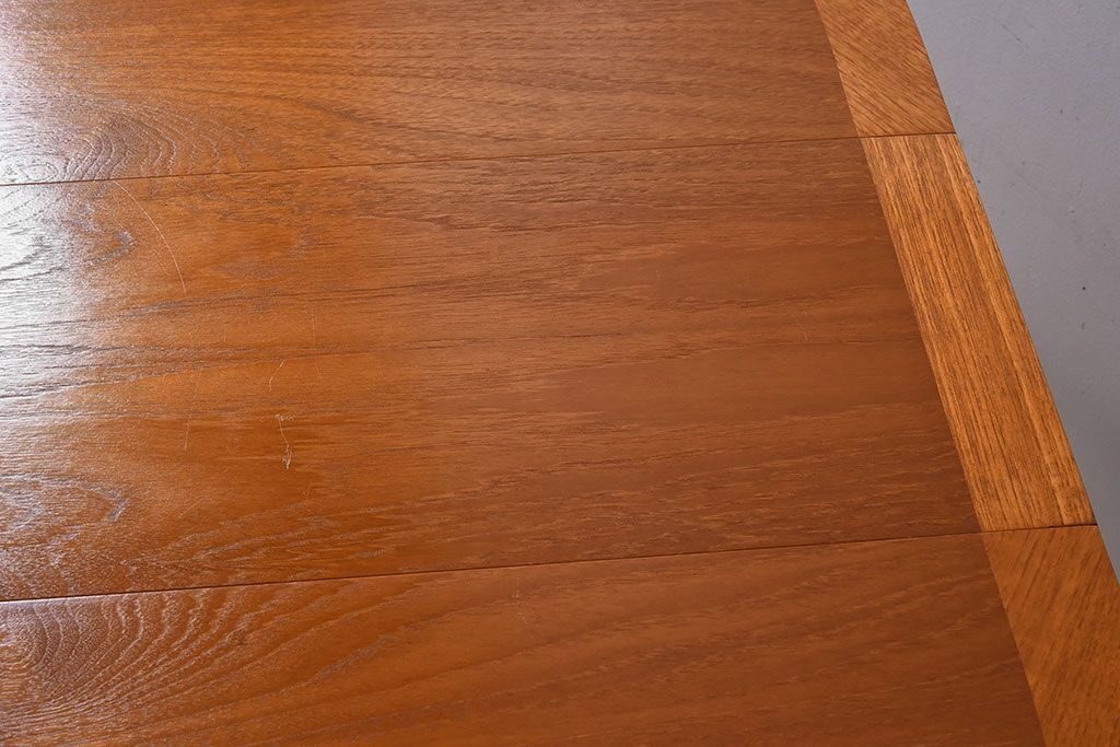 ヴィンテージ家具　北欧ビンテージ　G-PLAN(ジープラン)　チーク材製　木のぬくもりとスタイリッシュなデザインがお洒落なエクステンションテーブル