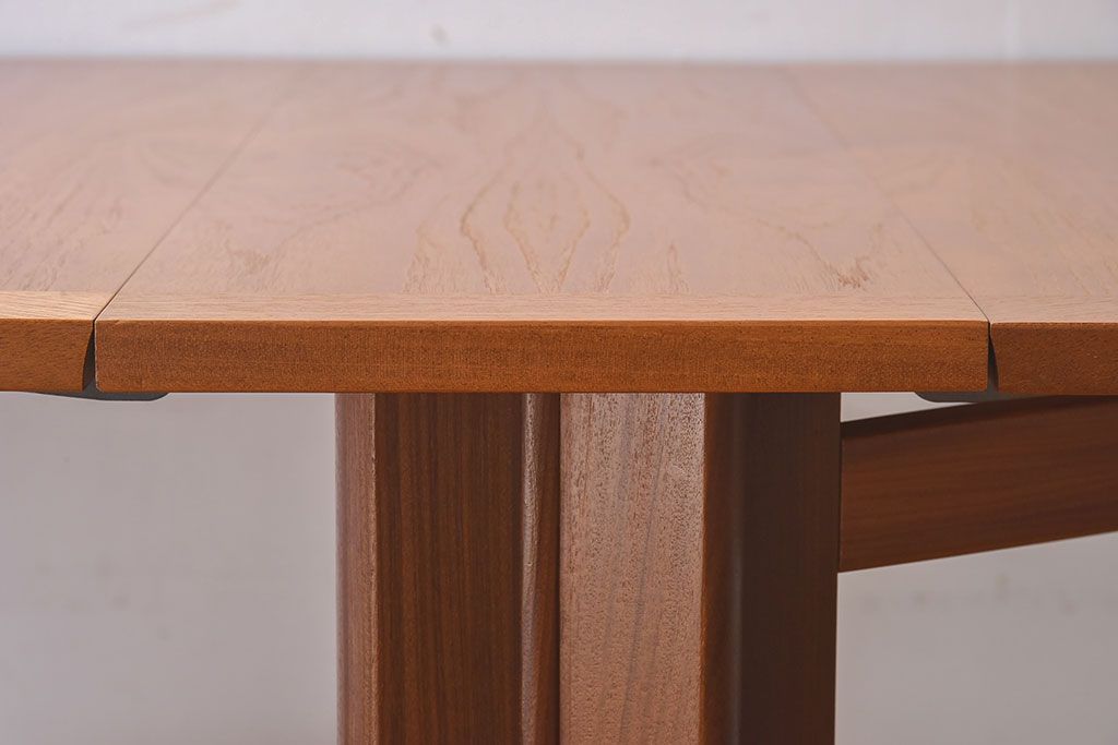 ヴィンテージ家具　北欧ビンテージ　G-PLAN(ジープラン)　チーク材製　木のぬくもりとスタイリッシュなデザインがお洒落なエクステンションテーブル