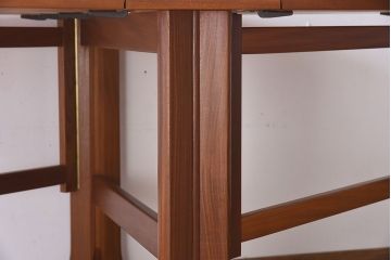 ヴィンテージ家具　北欧ビンテージ　G-PLAN(ジープラン)　チーク材製　木のぬくもりとスタイリッシュなデザインがお洒落なエクステンションテーブル