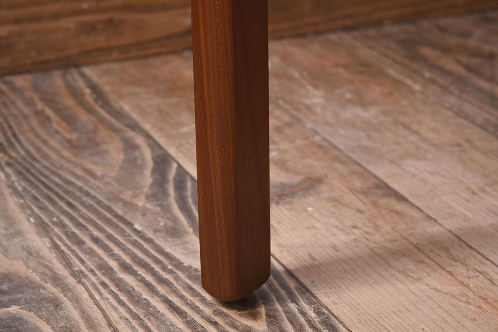 ヴィンテージ家具　北欧ビンテージ　G-PLAN(ジープラン)　チーク材製　木のぬくもりとスタイリッシュなデザインがお洒落なエクステンションテーブル