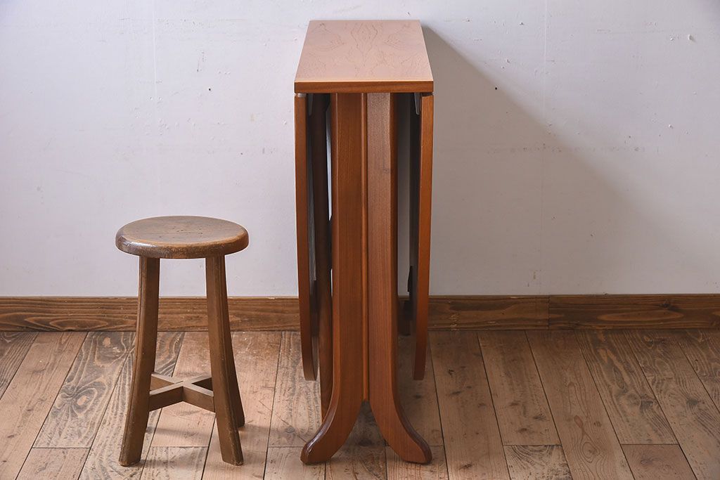 ヴィンテージ家具　北欧ビンテージ　G-PLAN(ジープラン)　チーク材製　木のぬくもりとスタイリッシュなデザインがお洒落なエクステンションテーブル