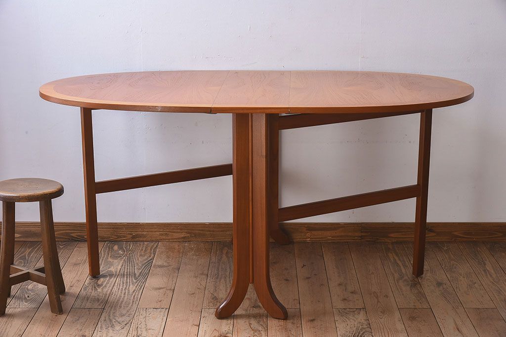 ヴィンテージ家具　北欧ビンテージ　G-PLAN(ジープラン)　チーク材製　木のぬくもりとスタイリッシュなデザインがお洒落なエクステンションテーブル