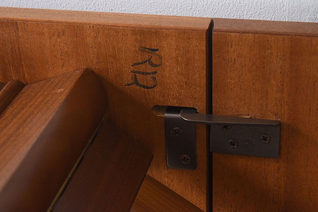 ヴィンテージ家具　北欧ビンテージ　G-PLAN(ジープラン)　チーク材製　木のぬくもりとスタイリッシュなデザインがお洒落なエクステンションテーブル