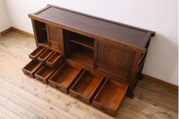 中古　民芸家具　楡材　総無垢　重厚な佇まいが趣ある六尺水屋箪笥サイドボード