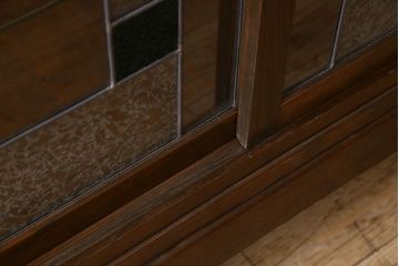 アンティーク家具　ラフジュ工房オリジナルステンドグラス　大正ロマン　栗材製　結霜ガラス!ステンドグラスと当時物の色ガラスが美しい和製アンティークのガラスケース(ショーケース)(2)