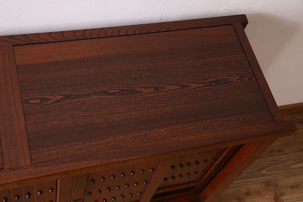 中古　民芸家具　楡材総無垢　重厚な佇まいが趣ある五尺水屋箪笥サイドボード