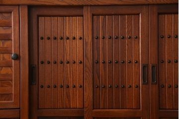 中古　民芸家具　楡材総無垢　重厚な佇まいが趣ある五尺水屋箪笥サイドボード