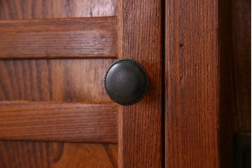 中古　民芸家具　楡材総無垢　重厚な佇まいが趣ある五尺水屋箪笥サイドボード