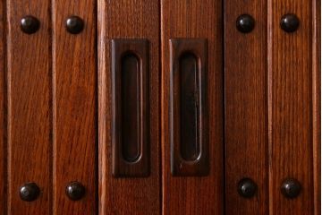 中古　民芸家具　楡材総無垢　重厚な佇まいが趣ある五尺水屋箪笥サイドボード