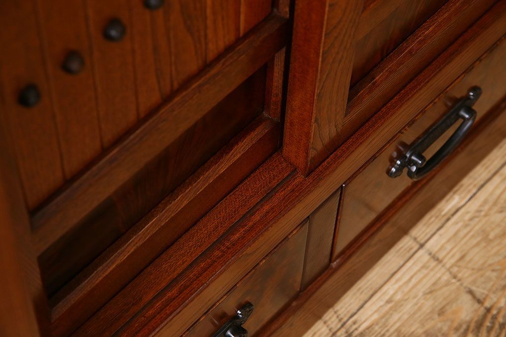 中古　民芸家具　楡材総無垢　重厚な佇まいが趣ある五尺水屋箪笥サイドボード