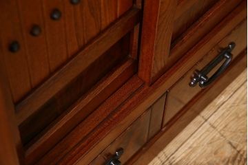 中古　民芸家具　楡材総無垢　重厚な佇まいが趣ある五尺水屋箪笥サイドボード