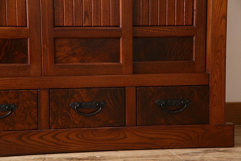 中古　民芸家具　楡材総無垢　重厚な佇まいが趣ある五尺水屋箪笥サイドボード