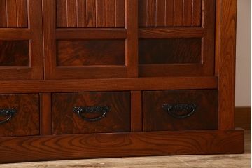 中古　民芸家具　楡材総無垢　重厚な佇まいが趣ある五尺水屋箪笥サイドボード