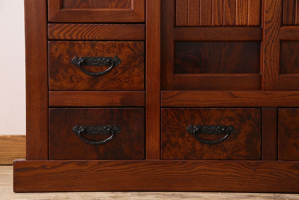 中古　民芸家具　楡材総無垢　重厚な佇まいが趣ある五尺水屋箪笥サイドボード