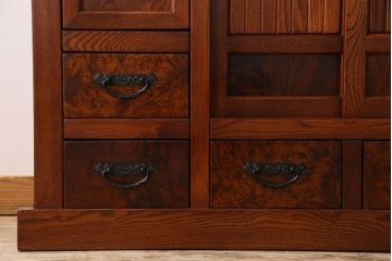 中古　民芸家具　楡材総無垢　重厚な佇まいが趣ある五尺水屋箪笥サイドボード