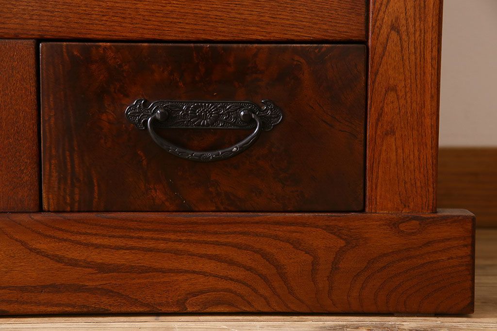 中古　民芸家具　楡材総無垢　重厚な佇まいが趣ある五尺水屋箪笥サイドボード