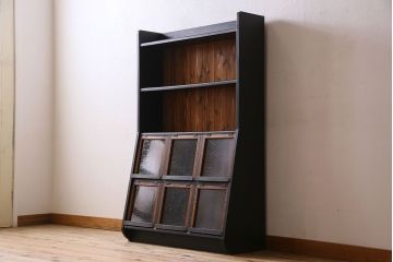 アンティーク家具　アンティーク　パタパタ扉付き!ナラ材製の気泡ガラス入りペイント本棚(マガジンラック)(1)