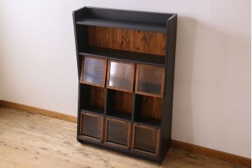 アンティーク家具　アンティーク　パタパタ扉付き!ナラ材製の気泡ガラス入りペイント本棚(マガジンラック)(1)