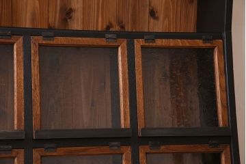 アンティーク家具　アンティーク　パタパタ扉付き!ナラ材製の気泡ガラス入りペイント本棚(マガジンラック)(1)