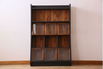 アンティーク家具　アンティーク　パタパタ扉付き!ナラ材製の気泡ガラス入りペイント本棚(マガジンラック)(1)
