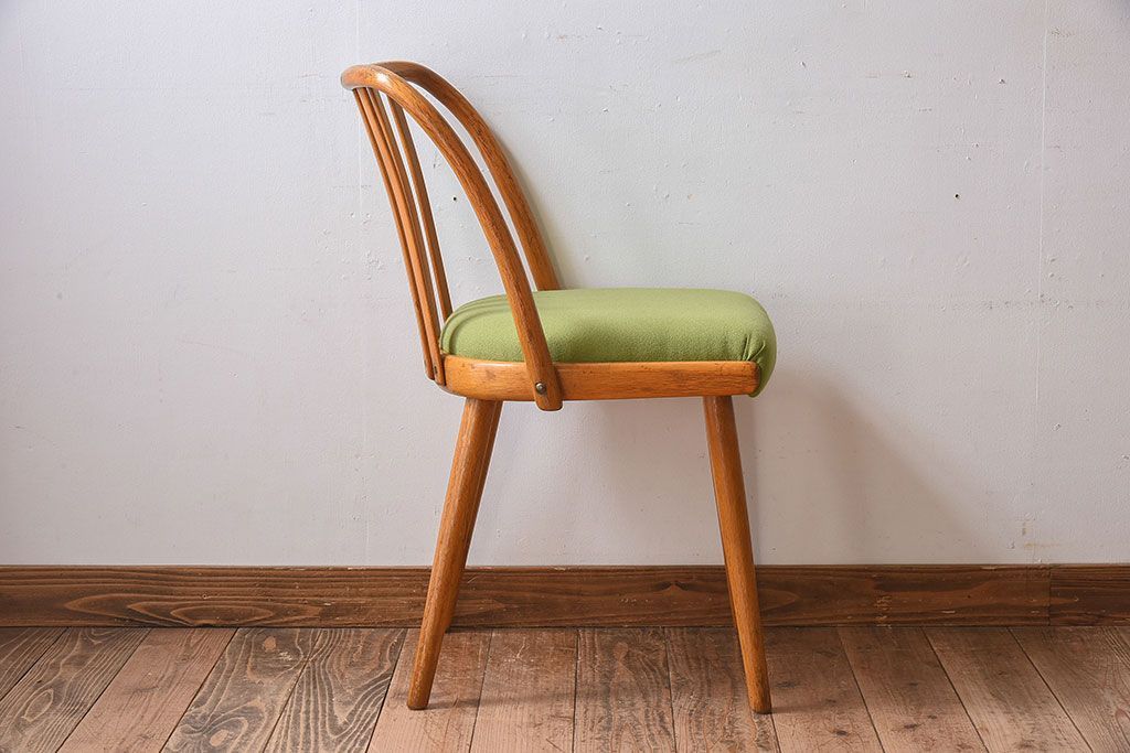 ヴィンテージ家具　ヨーロッパビンテージ　オーク材　かわいいチェア