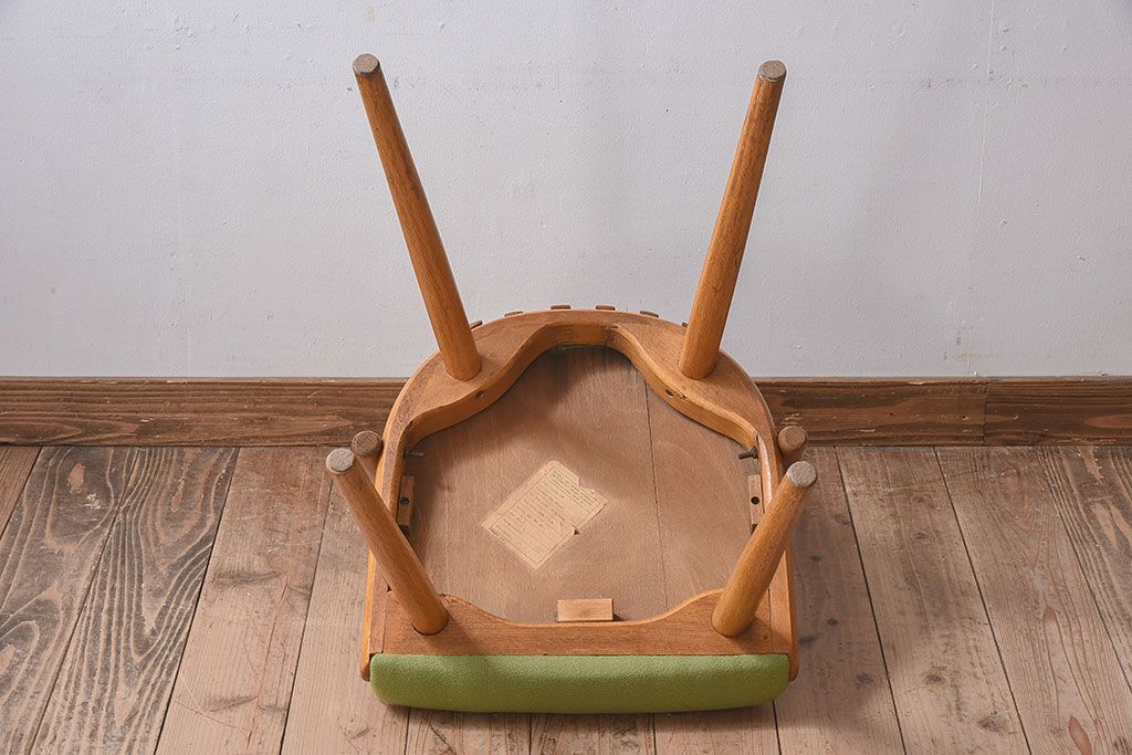 ヴィンテージ家具　ヨーロッパビンテージ　オーク材　かわいいチェア