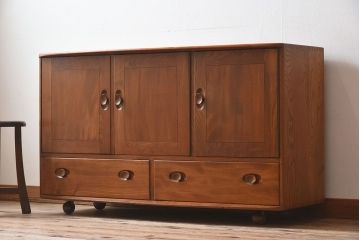 ヴィンテージ家具　イギリスビンテージ　楡材　ERCOL(アーコール)のキャスター付きサイドボード